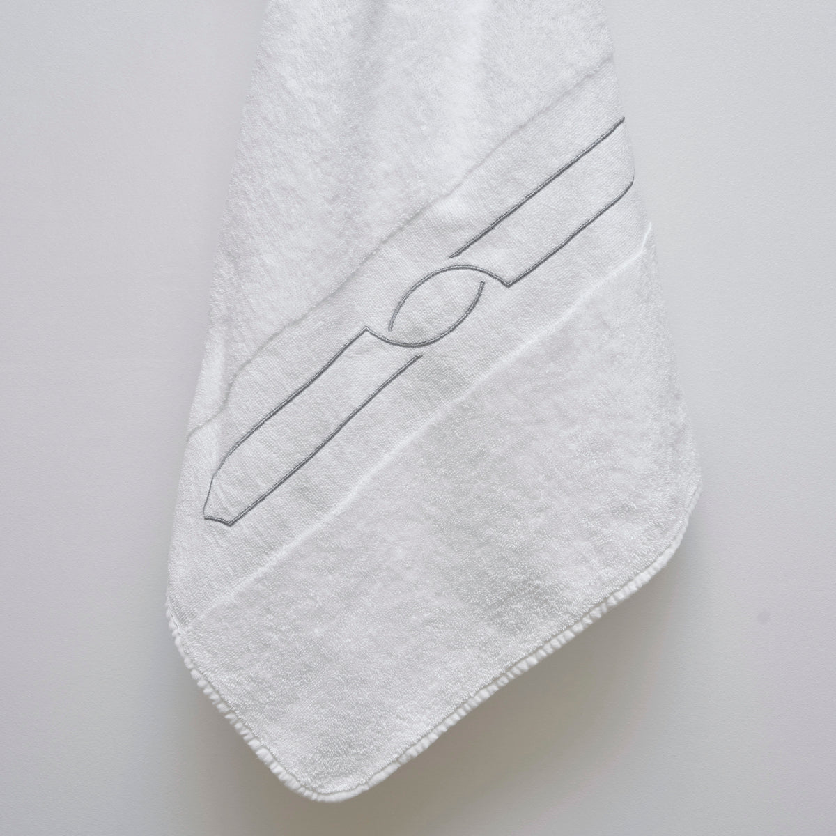Abyss Cluny Bath Towel Hung White/Silver (109) Fine Linens