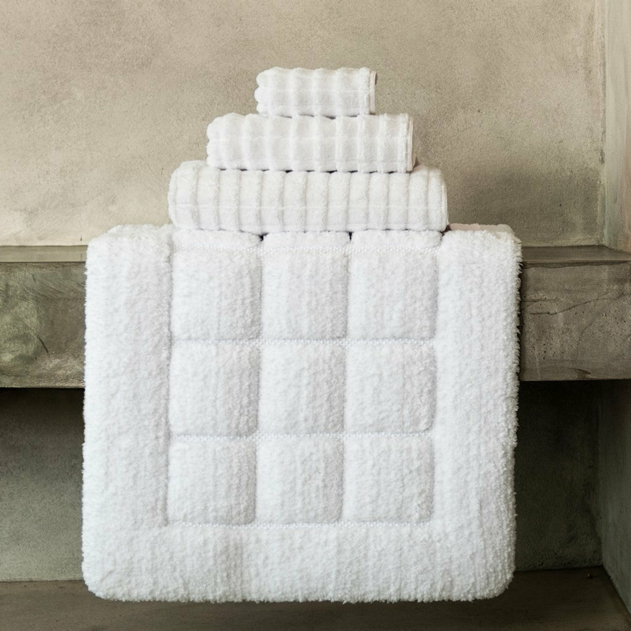 https://flandb.com/cdn/shop/products/Graccioza-Heaven-Bath-Towels-and-Rugs-White-Lifestyle_2048x.jpg?v=1666837385
