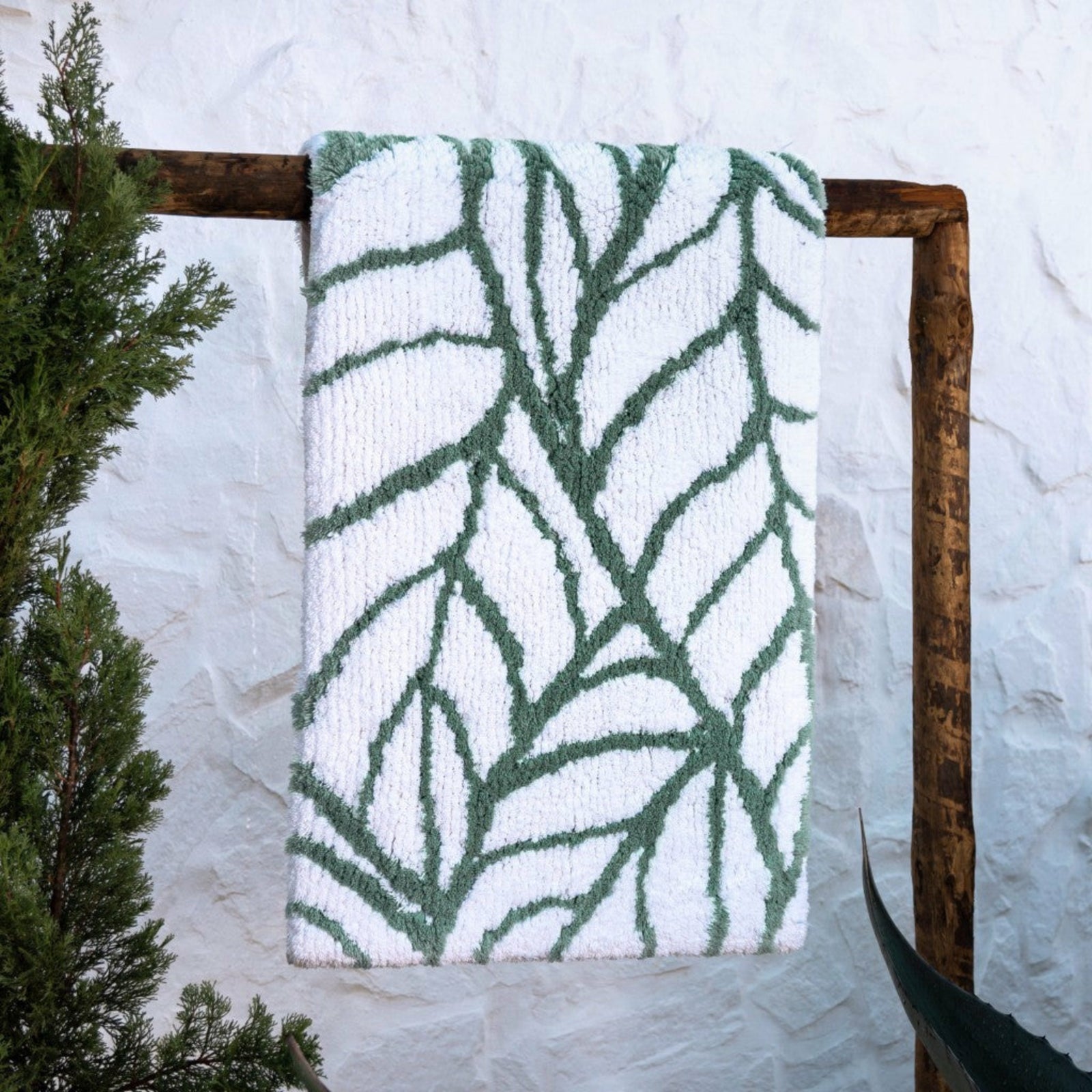 Graccioza Leaves Bath Rug Fine Linens