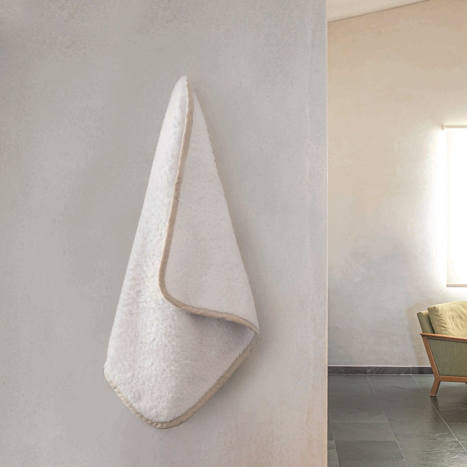 Hanging Graccioza Linen Snow Bath Towel 