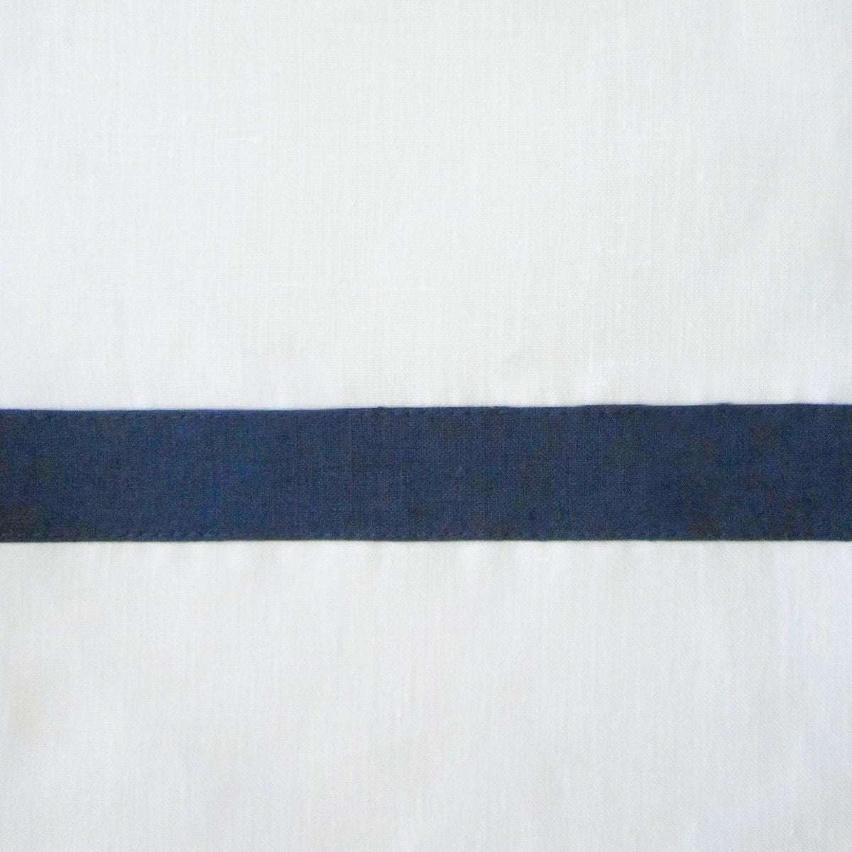 Home Treasures Fino Table Linens Swatch White/Navy Blue Fine Linens