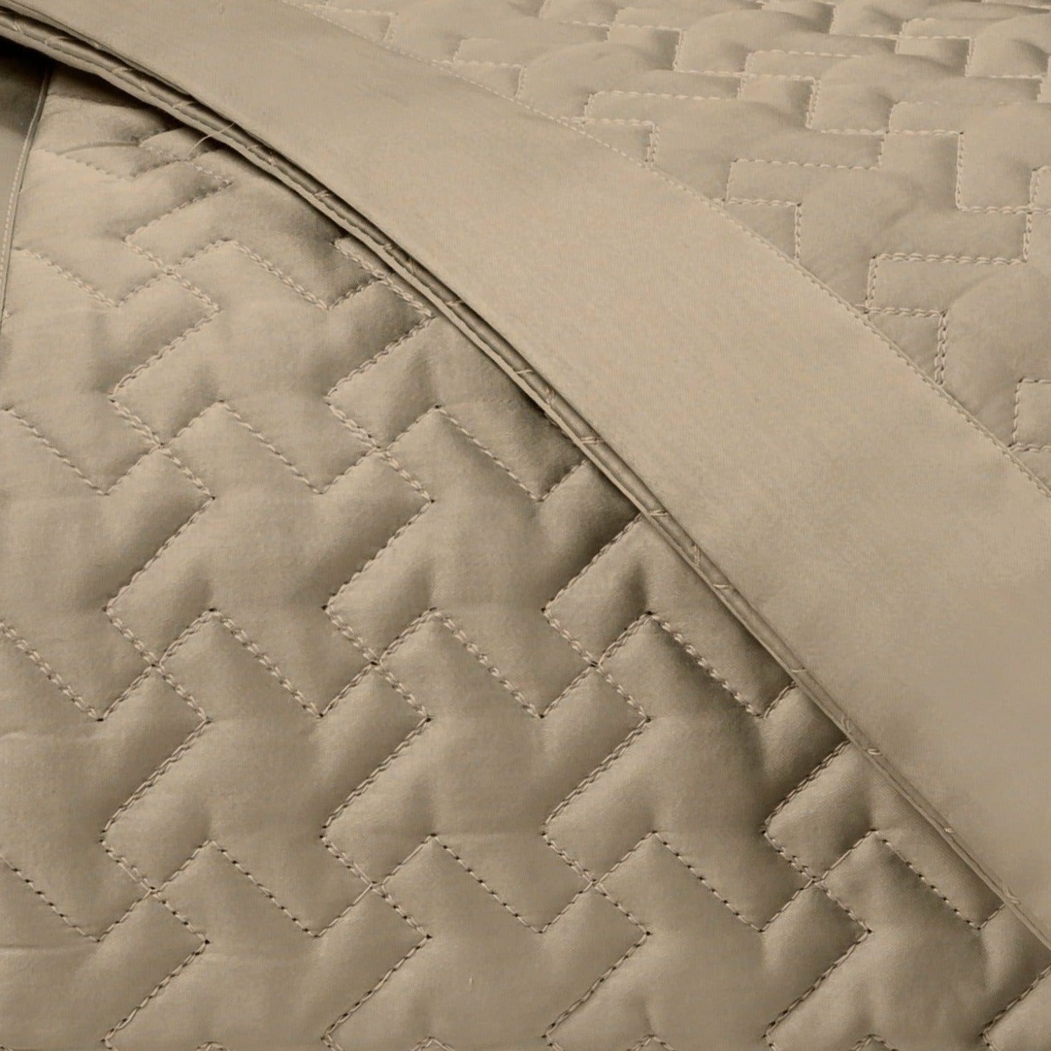 Home Treasures Houndstooth Quilted Bedding Candlelight Fine Linens