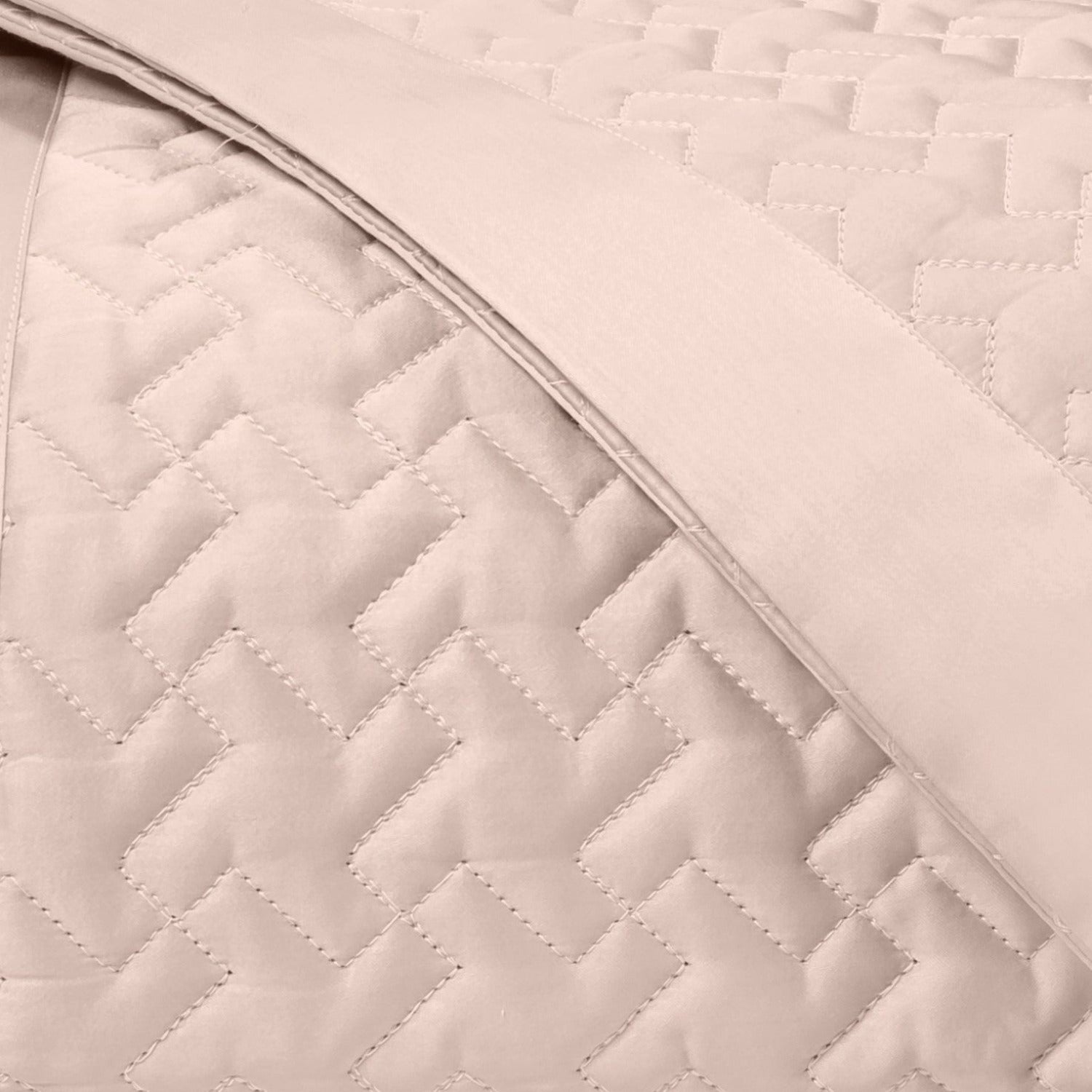 Home Treasures Houndstooth Quilted Bedding Light Pink Fine Linens
