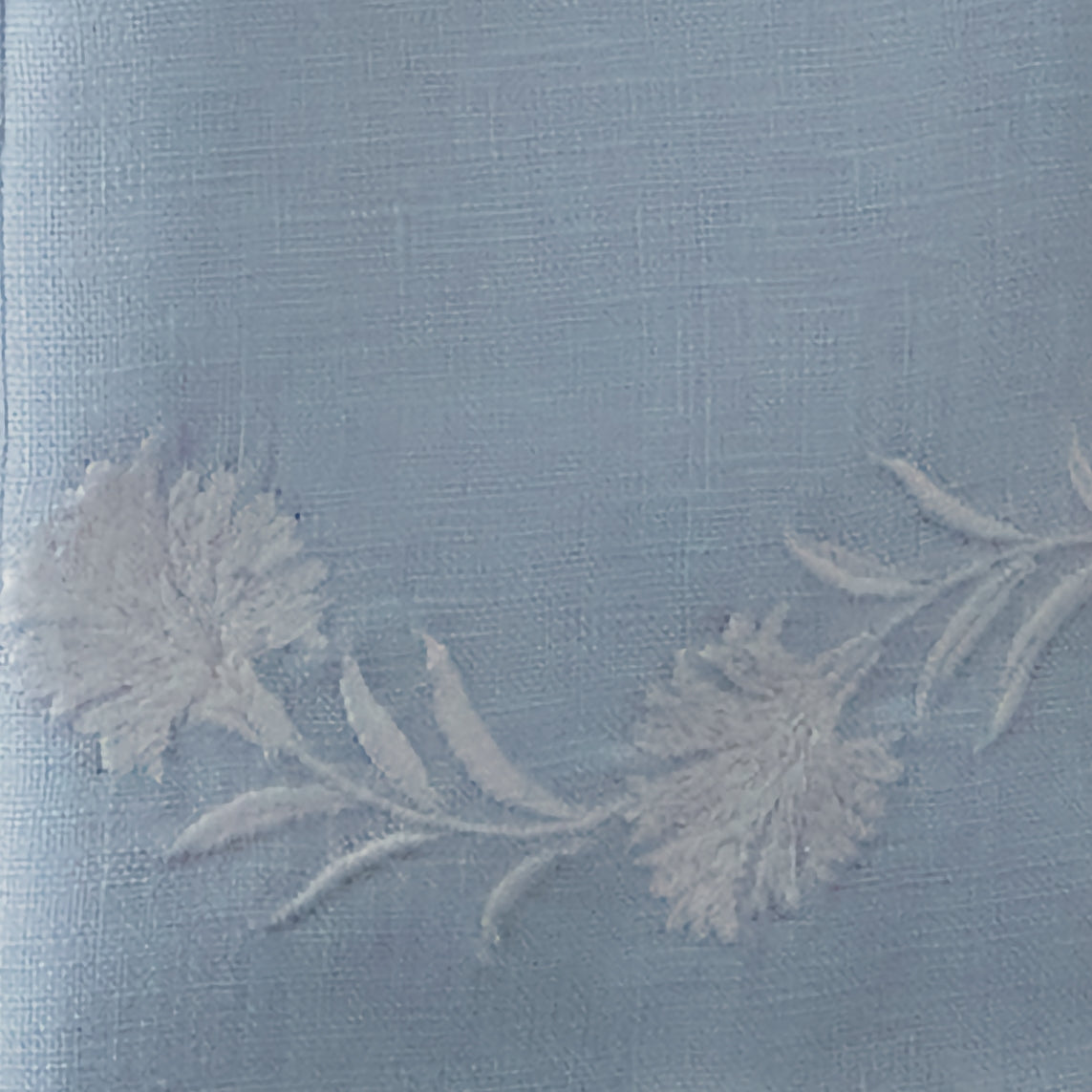 Matouk Daphne Tissue Box Cover Fine Linen Swatch - Ice Blue / White