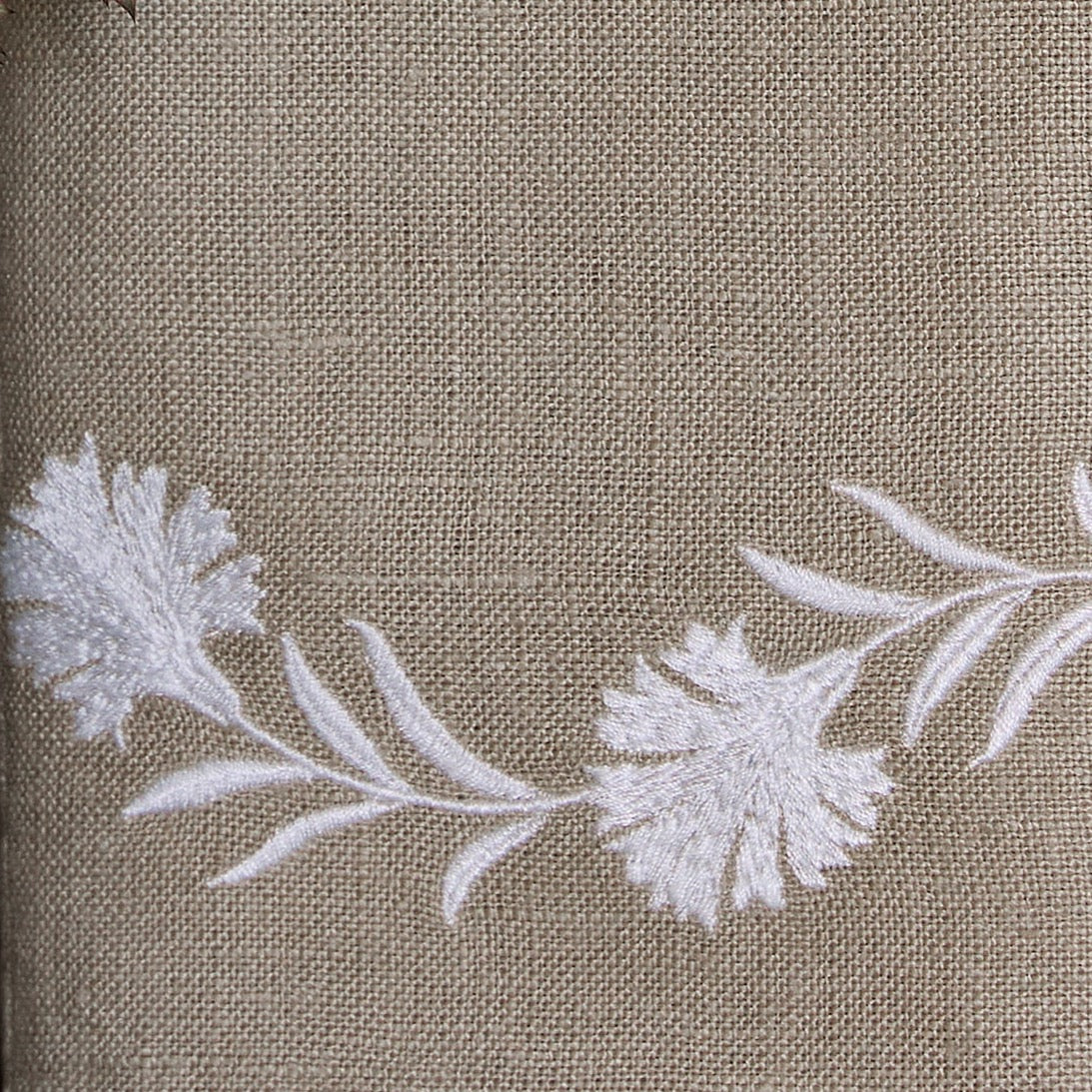 Matouk Daphne Tissue Box Cover Fine Linen Swatch - Oat / White