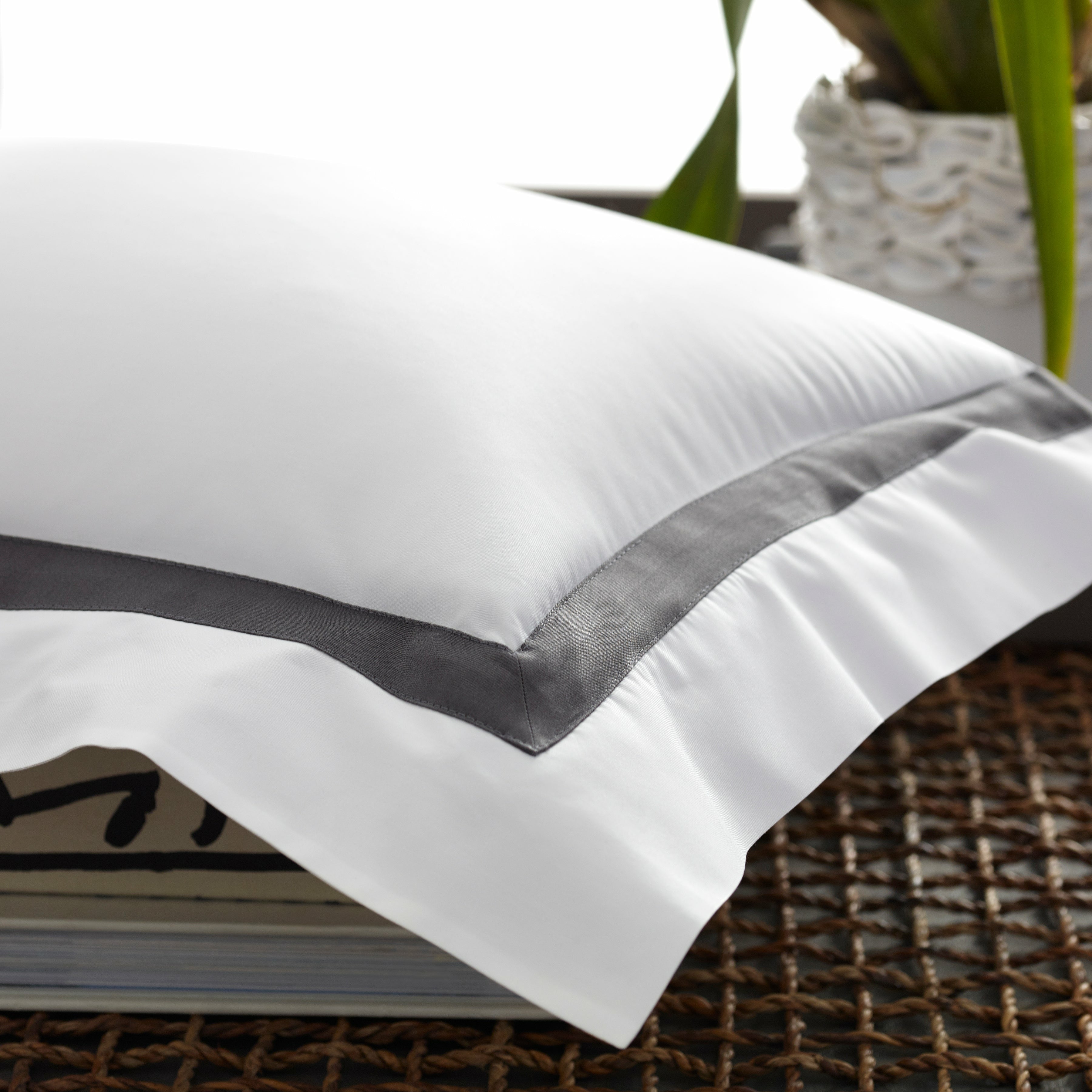 Matouk Lowell - Queen Fitted Sheet | White