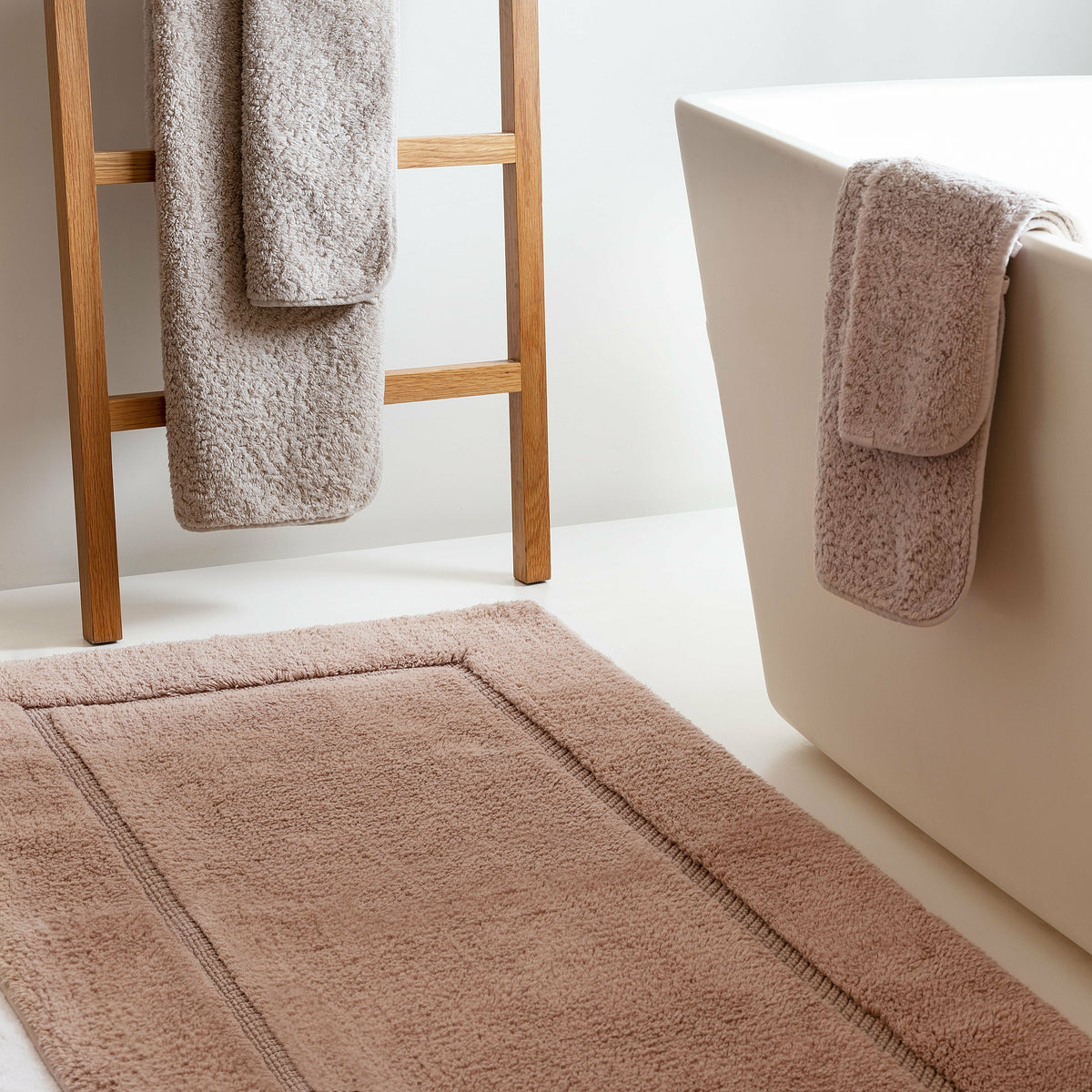 Graccioza Egoist Bath Towels Lifestyle 4 Lavander Fine Linens