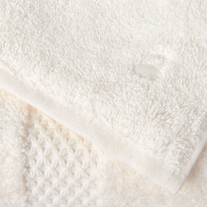https://flandb.com/cdn/shop/products/Yves-Delorme-Etoile-Bath-Towels-Closeup-Nacre_300x.jpg?v=1704282930