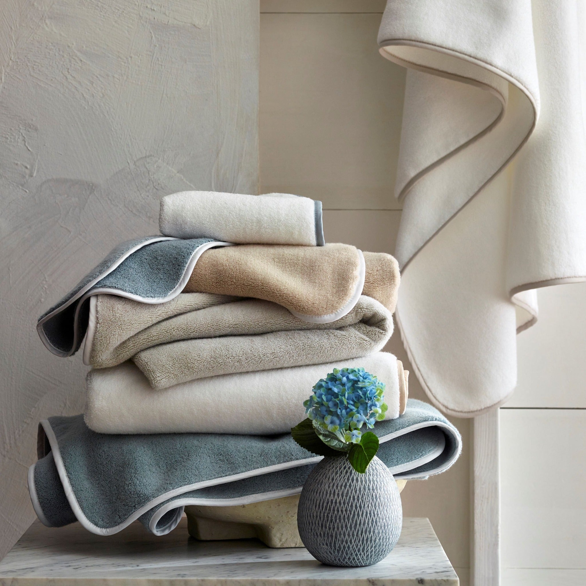 Home Treasures Bodrum Bath Towel (White/Stone-Blue)